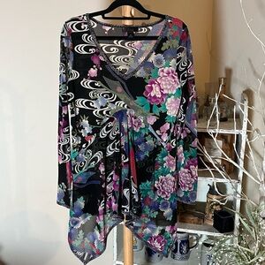 💙Zion M Floral V-Neck Asymmetrical Hem Top Semi sheer overlay, gathered at waist